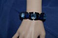Bracelet carrées de strass bleu et argenté sur métal noir verni 2 cm
